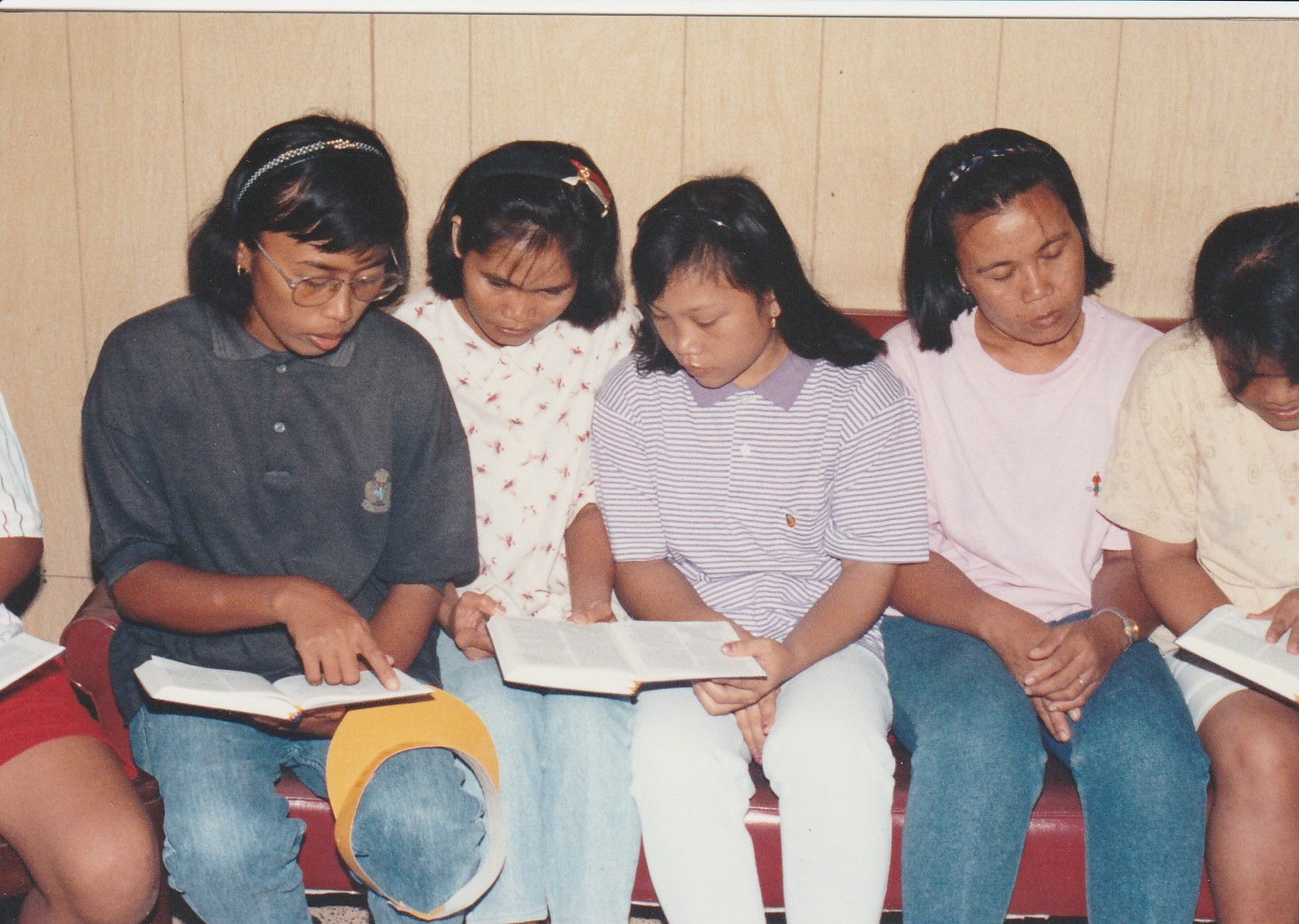 masbatenyo-girls-reading-scripture
