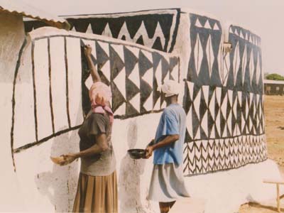 Les ninkarse font des peinture murales. The Ninkarse peint their houses.